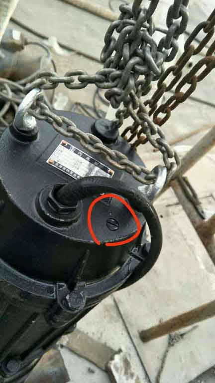 潜水排污泵上面的这两个螺丝是干嘛用的？